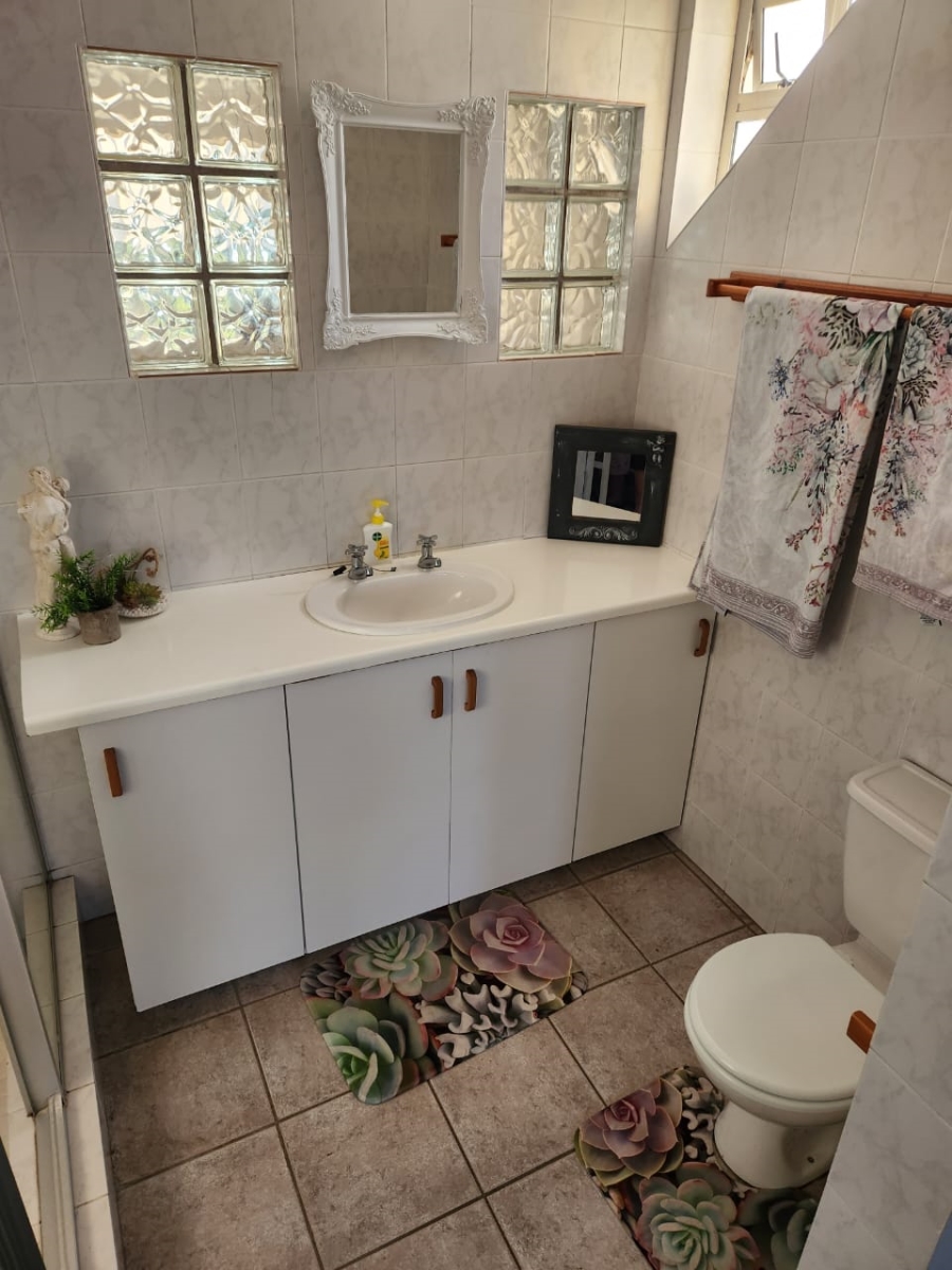 To Let 5 Bedroom Property for Rent in Fraaiuitsig Western Cape